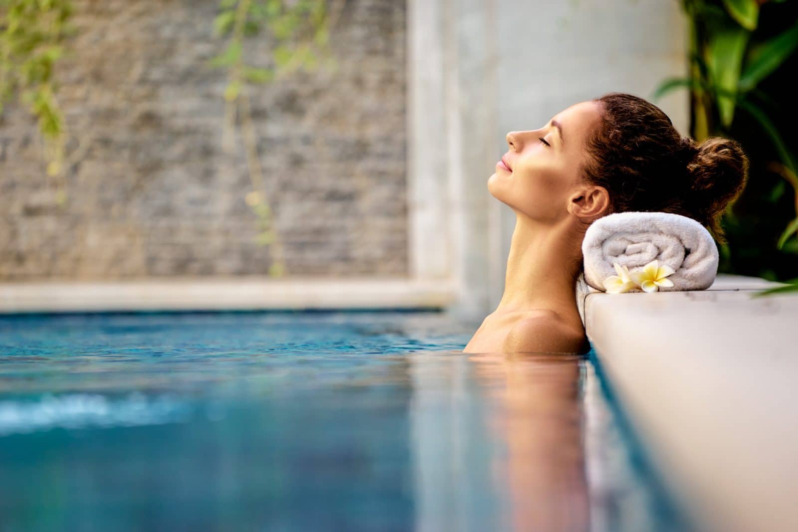 Relaxing wellness in the pool