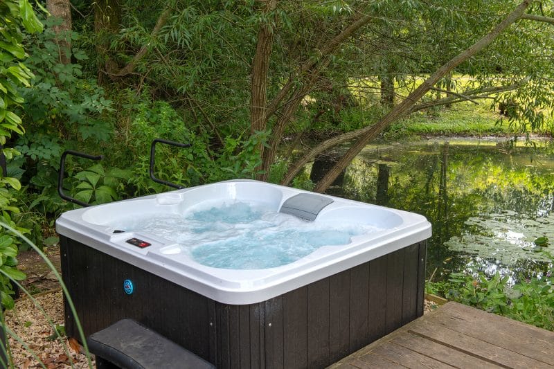 hot tub on Island Lodge at Little Horseshoe Lake