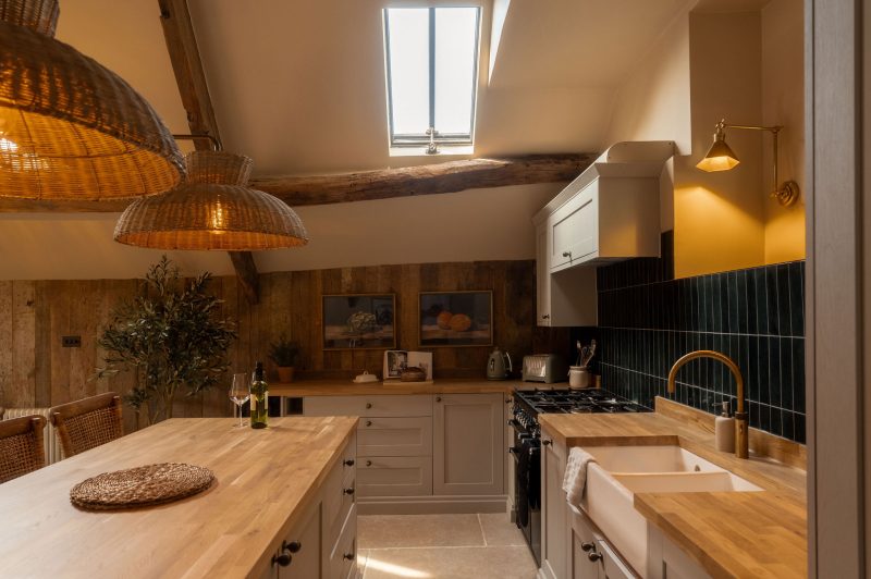 Fully equipped kitchen at White Hart Cottage holiday cottage, Stow-on-the-Wold